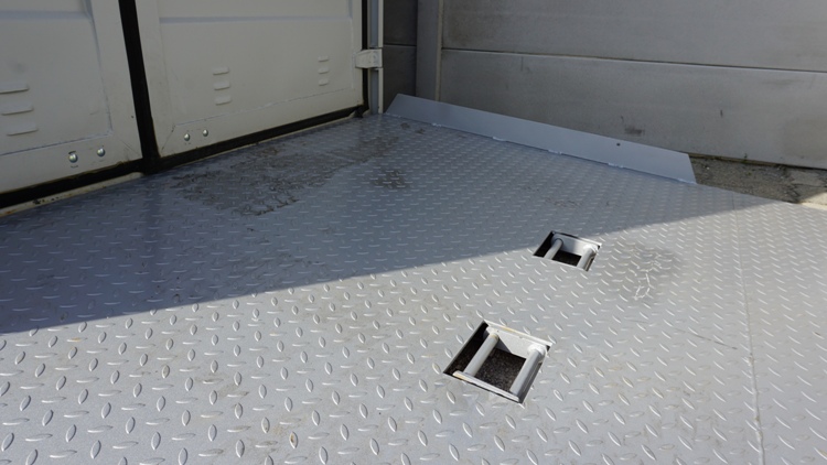 Kontener_beallo_rampa_8t_vetites (3).JPG